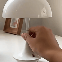 Lampe champignon en blanc posée sur la table et contrôlée via un bouton d’allumage