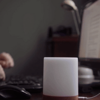 Lampe de chevet tactile au-dessus et projetant une luminosité rose