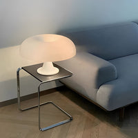 Lampe de table champignon de couleur blanche sur une table d’appoint