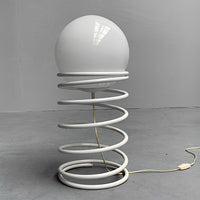 Lampe de table filaire à spirale de couleur blanche et non allumée