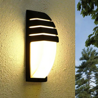 Applique Extérieur Murale LED Étanche avec Détecteur de Mouvement de Style Moderne sur un mur beige en extérieur