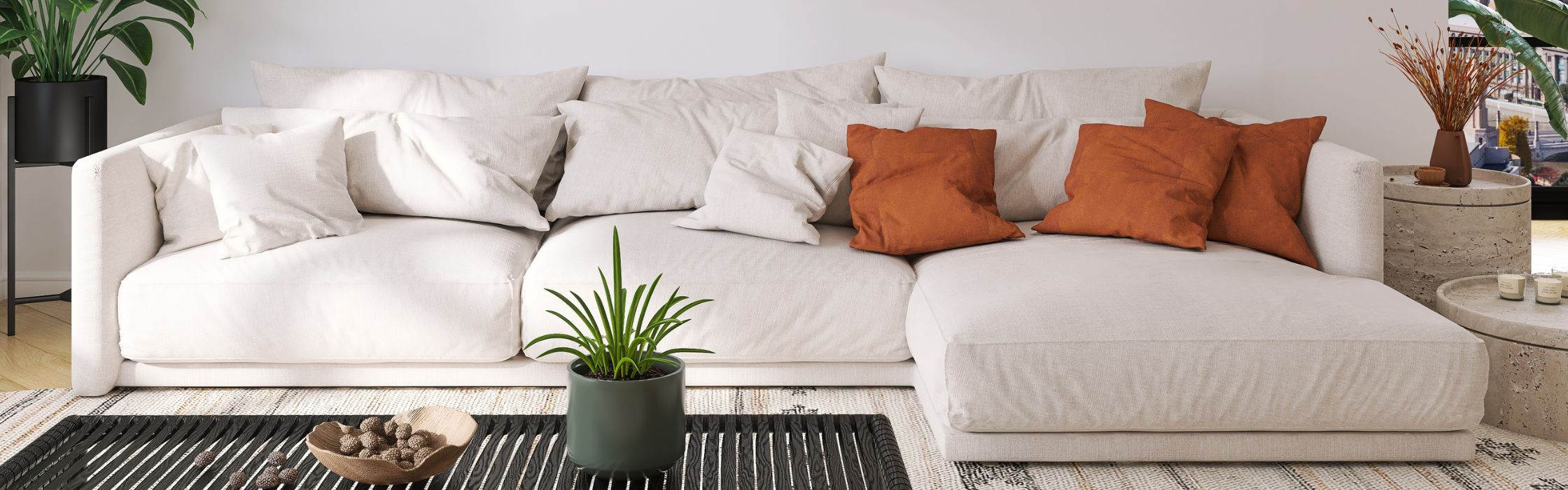 Un canapé d'angle avec une housse beige et des coussins posés dessus