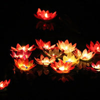 Bougie LED Flottante en Forme de Fleur de Lotus allumées sur fond noir