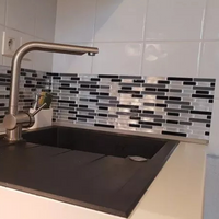 Crédence Adhésive Style Brique avec Feuille en Aluminium sur un mur avec un évier devant