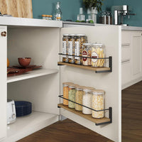 Lot de deux rangements pour épices fixés à la porte d’un placard de cuisine avec des bocaux de différentes tailles