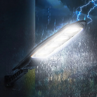 Éclairage Extérieur LED Étanche avec Capteur de Mouvement et Télécommande sous la pluie la nuit avec un éclair
