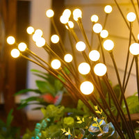 Éclairage Extérieur LED Étanche de Style Lucioles à Énergie Solaire sur fond de plantes