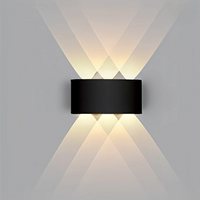 Éclairage Extérieur Mural LED et Étanche à Double Éclairage sur un mur gris