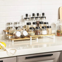 Lot d’étagère à épices empilées entre elles avec plusieurs bocaux et porte-épices