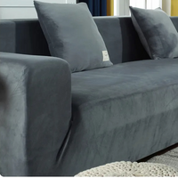 Housse Canapé Grise Moderne de Haute Qualité en Coton sur un canapé avec deux oreillers