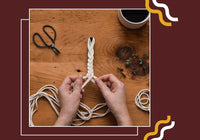 Deux mains entrain de tresser des cordes