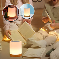 Deux enfants qui tiennent des livres et une lampe de chevet portable pour la lecture et la décoration avec des intensités d’éclairage variées