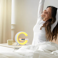 Une femme qui se réveille avec la lampe veilleuse posée sur sa table de chevet et  simulant la lumière du lever du soleil