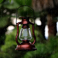 Lanterne Extérieure Solaire LED de Style Rétro sur fond vert avec de la pluie