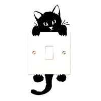 Lot de Cinq Stickers Muraux Chambre pour Interrupteur en Forme de Chat Noir collé sur un interrupteur blanc sur fond blanc