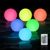 Lot de Six Boules Lumineuses Extérieur à Luminosité Variable avec Télécommande avec télécommande sur l'eau