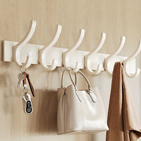 Porte-manteau mural blanc pour accrocher les accessoires personnels du quotidien