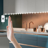 Réglette Lumineuse Style Bande LED avec Détecteur installé dans une cuisine avec des placards blanc en haut et des placards bleu en bas