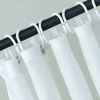 Schwarz-weißer Duschvorhang mit Marmoreffekt