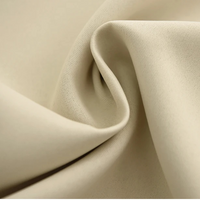 Kurzer, beiger, blickdichter Stoffvorhang