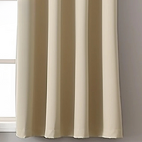 Kurze, beigefarbene Verdunkelungsvorhänge aus Stoff