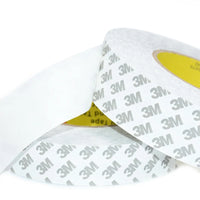 Ruban Adhésif Double Face et Étanche posé l'un sur l'autre sur un fond blanc