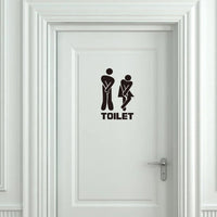 Sticker Mural Salle de Bain Amusant avec l'Inscription Toilet collé sur une porte blanche 