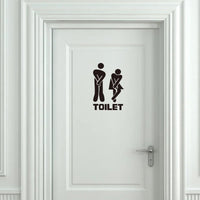Sticker Mural Salle de Bain Amusant avec l'Inscription Toilet collé sur une porte blanche