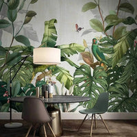 Trompe l'Oeil Mural de Style Forêt Tropicale sur un mur avec une lampe et une table avec des chaises
