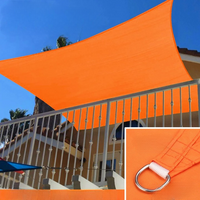 Voile d'Ombrage Rectangulaire Orange et Imperméable avec Anneaux sur une terrasse sur fond de ciel bleu