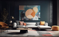 Salon décoré en moderne avec une canapé gris clair, avec un mur foncé et un grand tableau moderne.