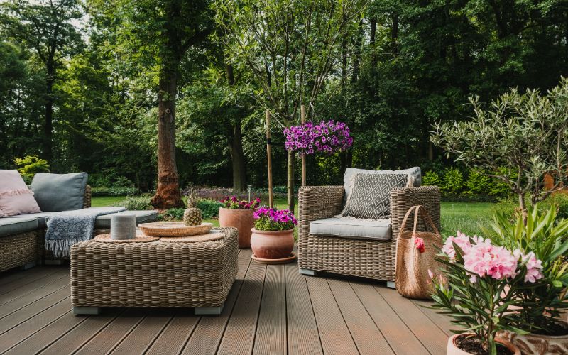 Protection et Style : Comment Choisir la Meilleure Housse pour Vos Meubles de Jardin