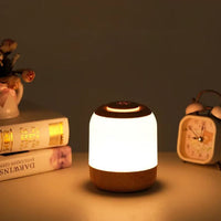 Lampe de chevet avec luminosité normale, placée près des livres et le réveil