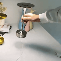 Lampe de table à poser avec contrôle tactile au sommet pour varier l’intensité de lumières 