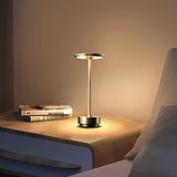 Lampe de table dorée et allumée dans la chambre à coucher 