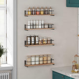 Lot de 4 rangements pour épices, fixés au mur et placés les uns au-dessus des autres, avec des bocaux bien  organisés  dans chaque rangement 