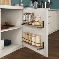 Lot de deux rangements pour épices fixés au mur et à la porte d’un placard ouvert 
