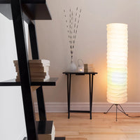 Abat Jour Lampadaire Pliable de Style Européen en Papier sur fond beige avec une table noire