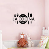 Adhésif Mural Noir en Vinyle avec Inscription La Cocina sur fond rose avec des peluches sur un lit