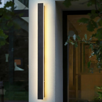 Applique Extérieur Murale LED Épurée et Étanche de Style Moderne sur un mec extérieur