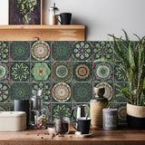 Crédence Adhésive Style Rétro en Forme de Mandala sur un mur avec des accessoires de cuisine devant et une plante verte