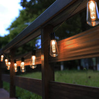 Guirlande LED Étanche à Énergie Solaire de Style Rétro sur un rebord en bois