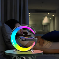 Une femme endormie et la lampe de chevet design en forme de G est posée sur la table de chevet tout en projetant un éclairage multicolore 