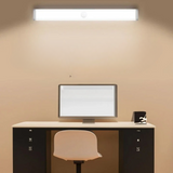 Lampe Détecteur de Mouvement à Luminosité Réglable sur fond beige au dessus d'un bureau avec un écran