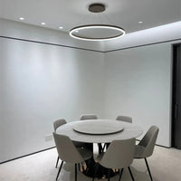 Lampe Suspendue Moderne à LED en Forme d'Anneau sur fond gris avec table et chaises