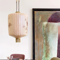 Lanterne Chinoise LED Suspendue et Traditionnelle en Tissu dans une pièce devant un tableau