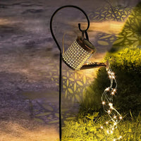 Lanterne d'Extérieur Solaire LED en Forme d'Arrosoir dans un jardin avec de l'herbe