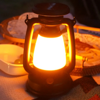 Lanterne Extérieure Solaire LED à Trois Modes d'Éclairage allumée avec des objets en fond