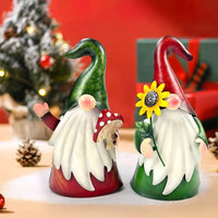 Lot de Deux Nains de Jardin en Métal avec Piquets sur fond rouge avec un cadeau et un sapin de Noël