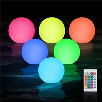  Lot de Six Boules Lumineuses Extérieur à Luminosité Variable avec Télécommande avec télécommande sur l'eau